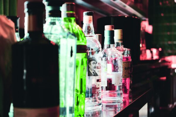 Verschiedene Gin Flaschen